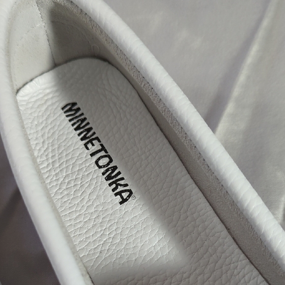 NEW Minnetonka White Moccasins with Red Accents - Picture 4 of 16